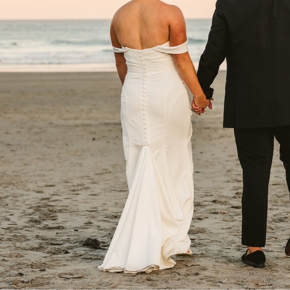 White wedding dress, off shoulder straps - Picture 3 of 7